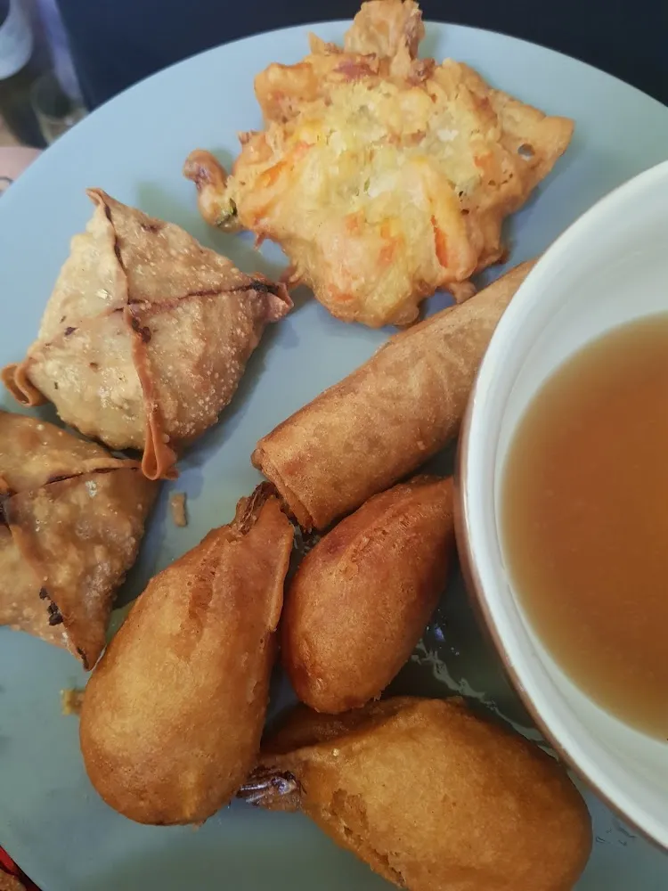 Assortiment de Bouchées Au Porc Et Nems